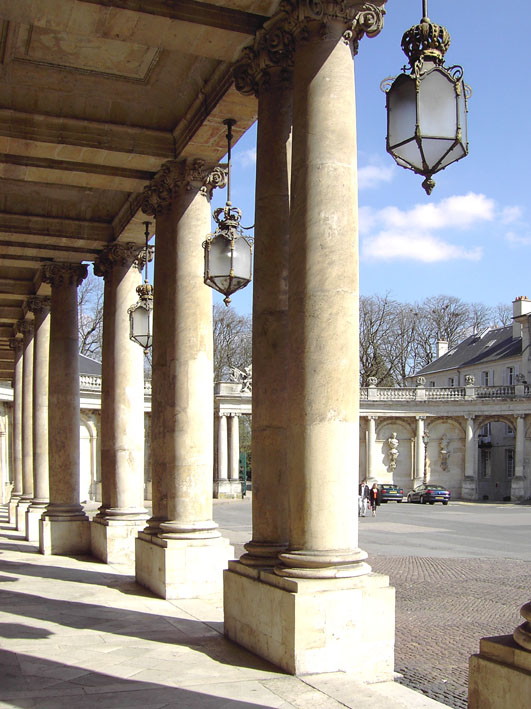 Colonnes place Gouverneur .jpg - Colonnes Palais Gouverneur